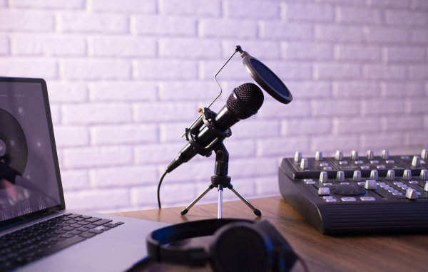 Микрофон на столе с микшером и ноутбуком