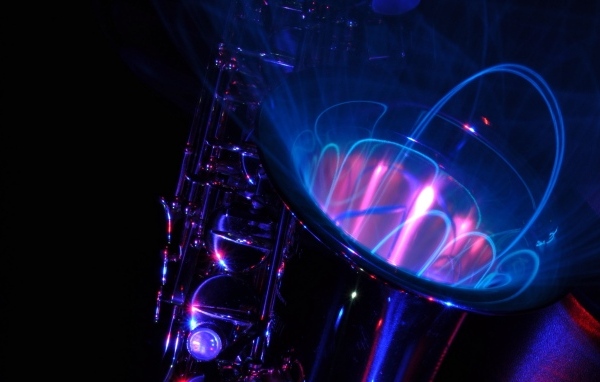 Неоновые волны вырываются из саксофона