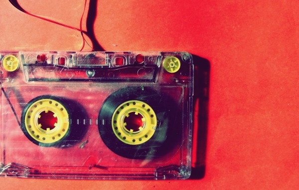 Старая кассета на красном фоне
