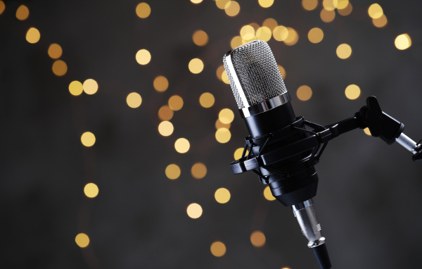 Ретро микрофон на фоне лампочек 