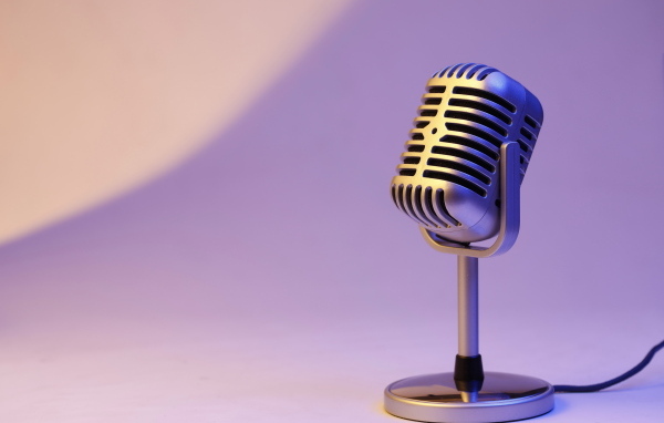 Ретро микрофон на сиреневом фоне