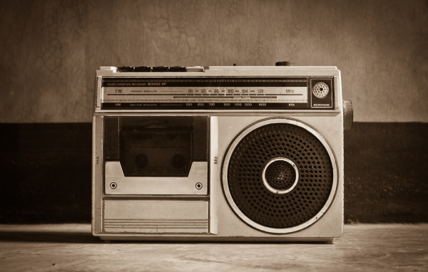 Ретро радио на столе у стены