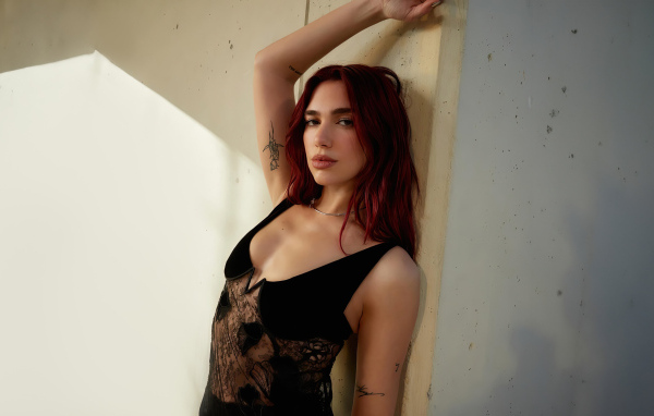 Певица Дуа Липа стоит у стены