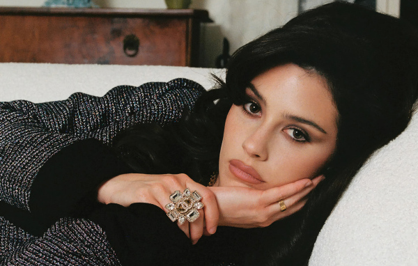 Певица Грэйси Абрамс лежит на кровати