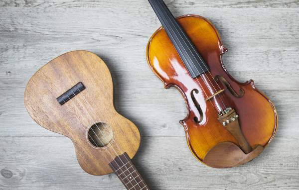 Скрипка и гитара на деревянном столе
