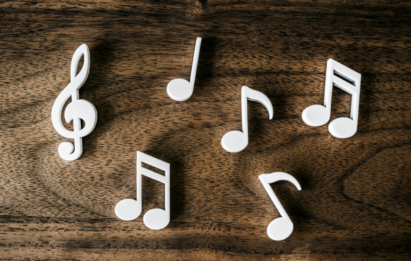 Белые ноты на деревянном столе