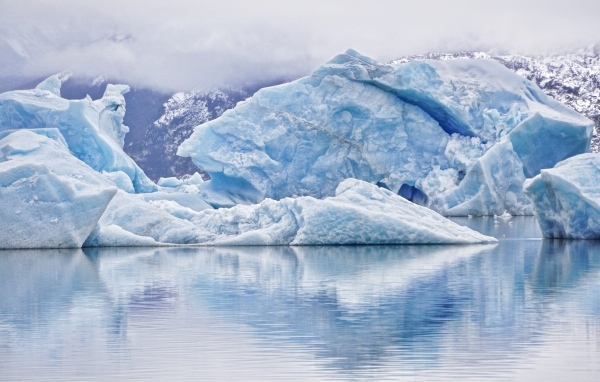 Большой голубой айсберг в воде