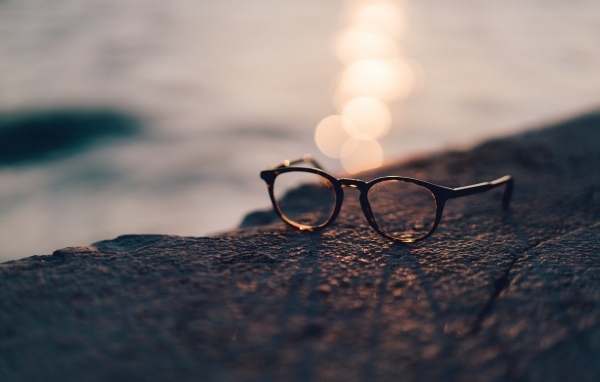 Очки лежат на камне в лучах солнца