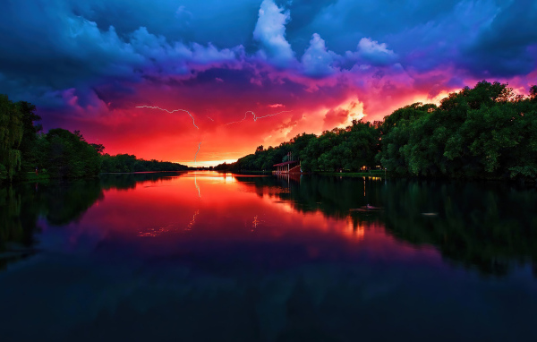 Молния в грозовом небе над рекой