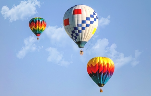 Три воздушных шара в голубом небе