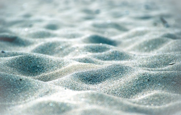 Блестящие волны песка на пляже