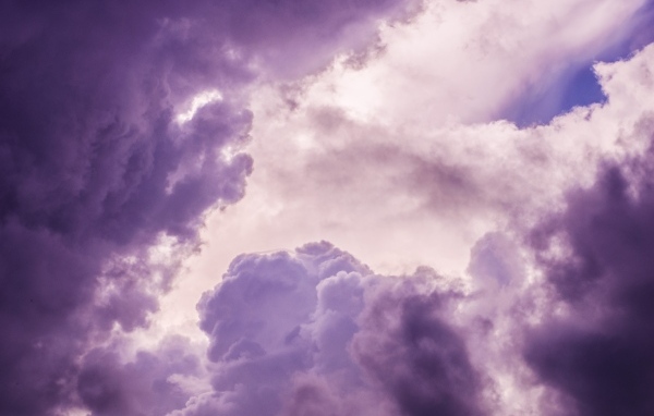 Фиолетовые грозовые облака в небе