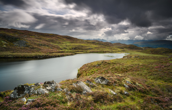 Густые грозовые облака над рекой 