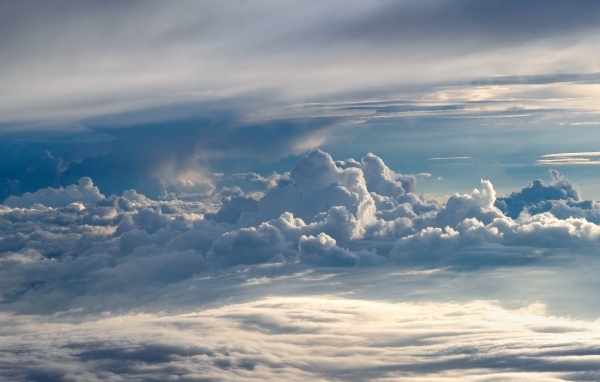 Густые белые облака в лучах солнца