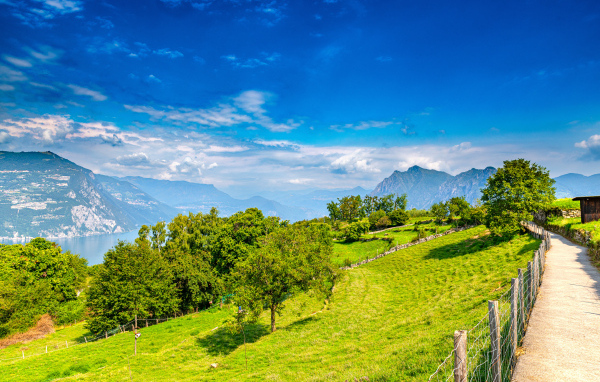 Голубое небо над зелеными холмами и горами