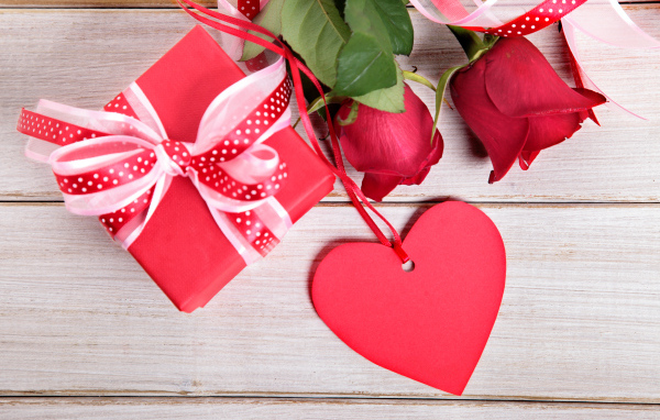 Подарок и красное сердце с розами для любимой