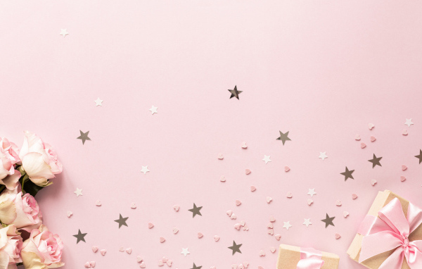 Розовые розы с подарками для шаблона открытки