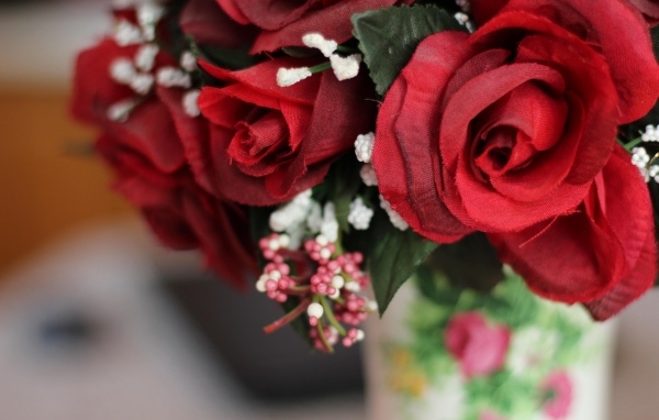 Красные искусственные розы на столе