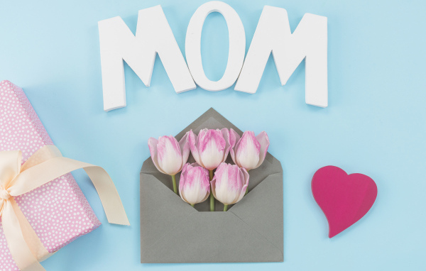 Тюльпаны в конверте на голубом фоне для мамы
