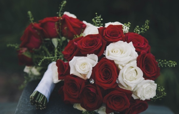Два букета с красными и белыми розами с бриллиантами