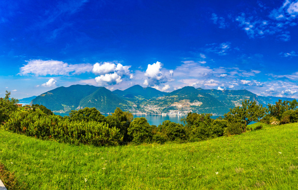 Красивая панорама на горы и зеленую траву