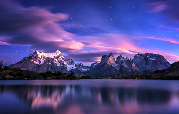 Красивое фиолетовое небо над горами у озера