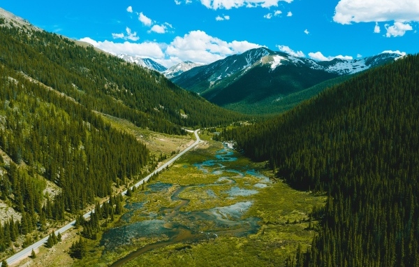 Красивый вид на реку и покрытые зеленью горы