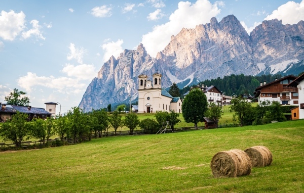 Католическая церковь у горы