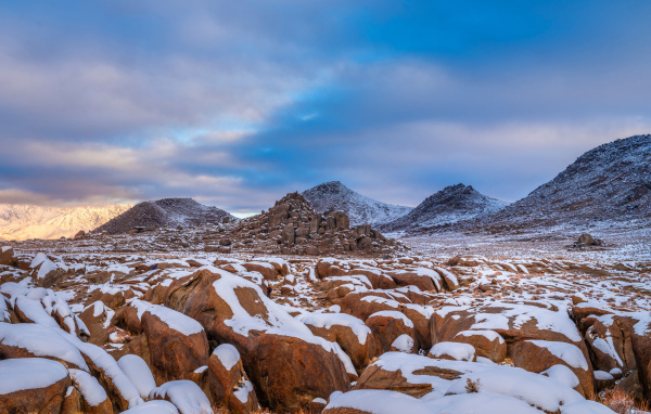 Большие заснеженные камни в горах 