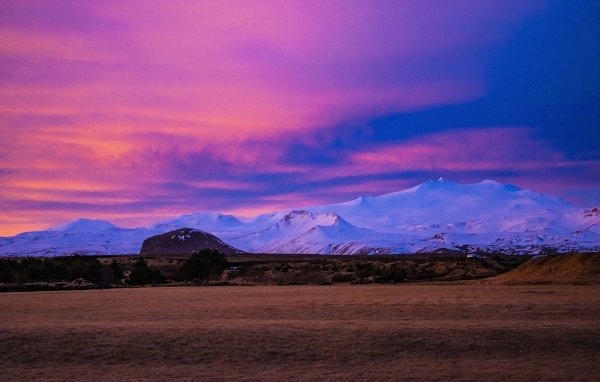 Покрытые белым снегом горы на фоне розового неба