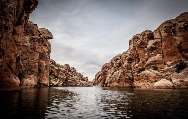 Скалы отражаются в воде реки