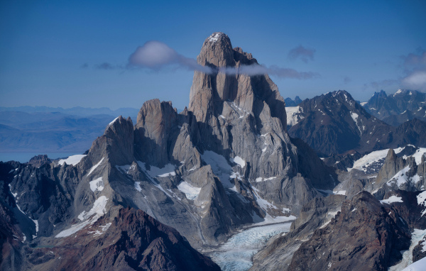 Острая горная вершина Фицрой под голубым небом, Аргентина
