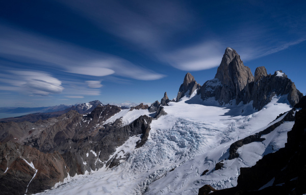 Снег на горной вершине Фицрой под голубым небом, Аргентина