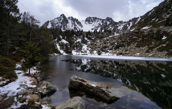 Заснеженные горы у холодной реки, Андорра