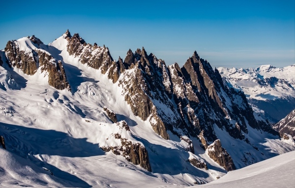 Солнце покрывает заснеженные горы