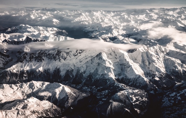 Вид на покрытые белым снегом горы