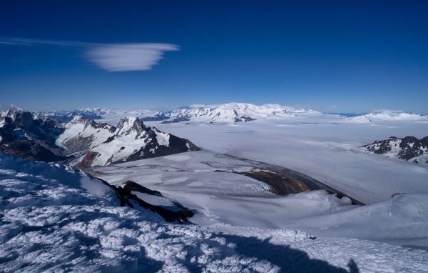 Вид на заснеженные горы под голубым небом, Аргентина
