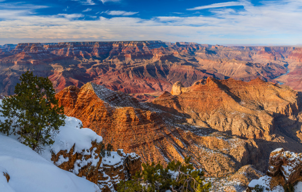 Вид на скалы Гранд-Каньон парка в лучах солнца