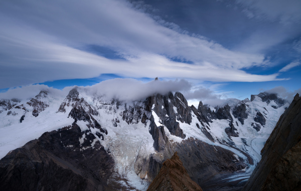 Белые облака над холодными заснеженными горами