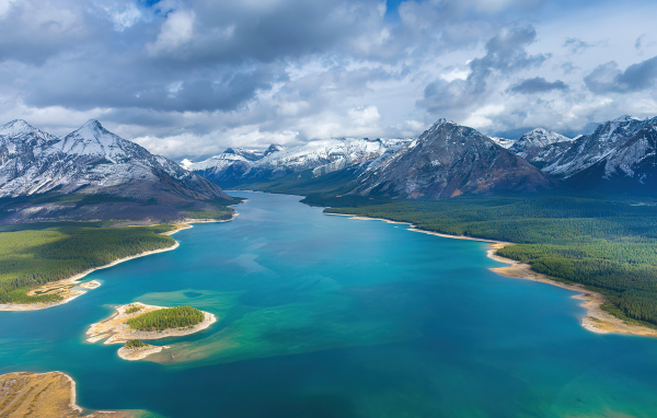 Красивый вид на реку и заснеженные горы под низким небом