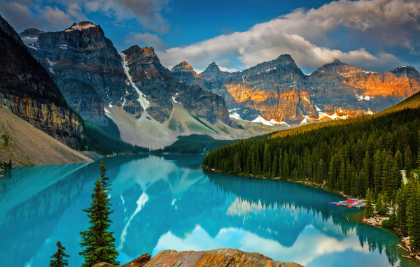 Голубая вода в реке озера на фоне высоких скал 