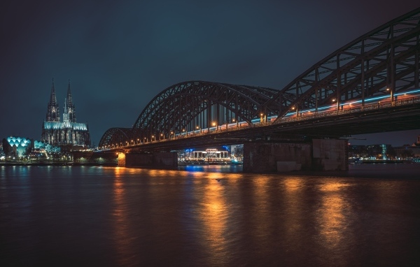 Огни на большом железном мосту через реку