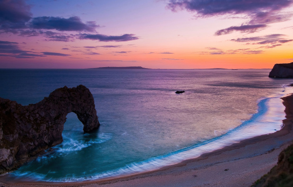 Красивый вид на берегу моря и арку в скале под красивым небом 