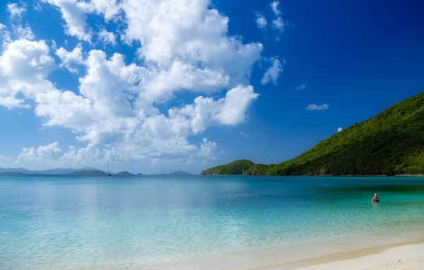 Большое белое облако над голубым океаном