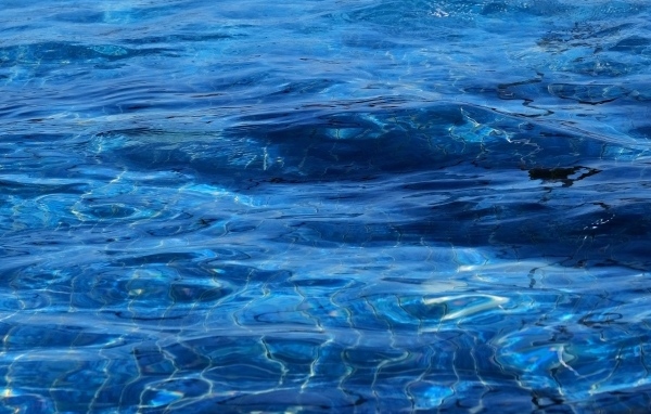 Синяя спокойная вода океана