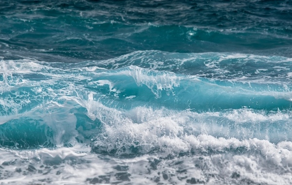 Голубые бушующие волны крупным планом