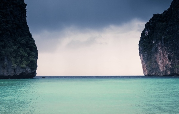 Голубая вода залива между скал