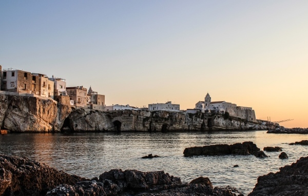 Город на скале у моря 