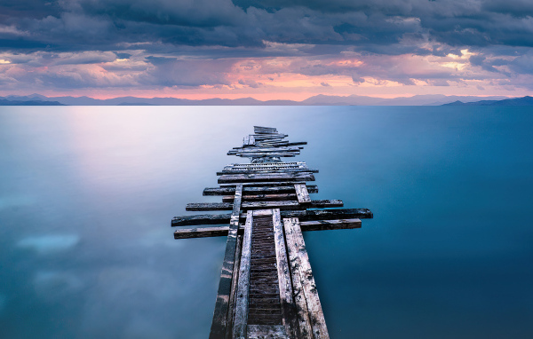 Старый разрушенный мост на берегу океана