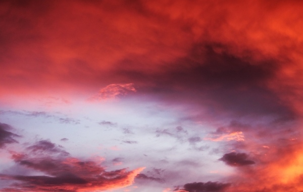 Красивые розовые облака в небе 